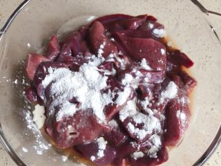 4、酱爆猪肝,加入淀粉