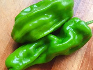 6、酱爆猪肝,彩椒用水冲干净