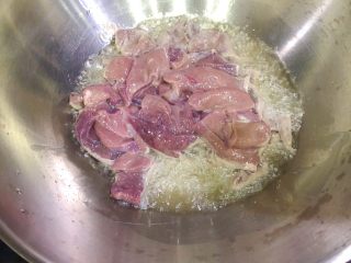 9、酱爆猪肝,放入猪肝，爆炒1分钟