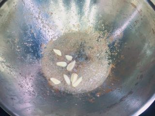 11、酱爆猪肝,继续用这个锅和油，放入蒜瓣