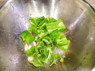 12、酱爆猪肝,再放入菜椒