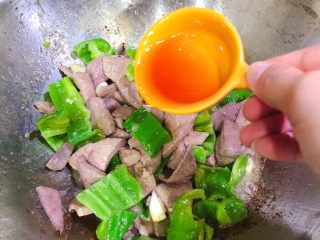 14、酱爆猪肝,然后倒入猪肝，放料酒