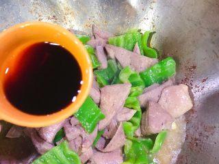 15、酱爆猪肝,放入生抽
