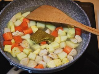 4、土豆红薯鸡胸咖喱,加水没过食材,等水开后转小火炖煮,加入咖喱块。