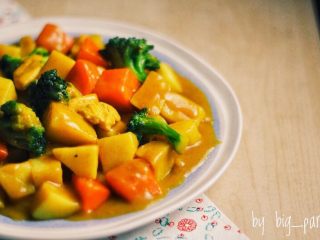 7、土豆红薯鸡胸咖喱,最后观察锅里咖喱汁,如果太稀的话,可以转大火收个汁。喜欢菜谱麻烦评论、关注、转发哦~很开心看到你们的支持,欢迎交流美食制作心得!