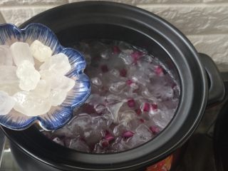 12、紫薯冰糖银耳羹,加入冰糖