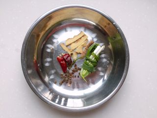 7、冬日温补-萝卜炖排骨,准备好姜片、葱结、花椒和辣椒