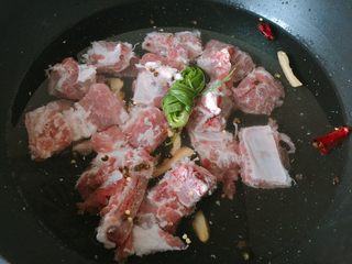 8、冬日温补-萝卜炖排骨,腌制好的排骨放入锅中，加入足量水，放入姜片、葱结、花椒、辣椒和少许料酒