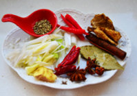 2、香辣萝卜羊肉煲,将大葱切片，姜切好，其他香料准备好。