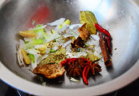 3、香辣萝卜羊肉煲,锅中放入油，先炒香姜片和大葱，再放入其他所有香料炒2分钟。