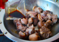 5、香辣萝卜羊肉煲,锅内的余油放下汆烫好的羊肉，不断翻炒两三分钟，接着倒入一勺料酒，三勺生抽，一勺老抽，再翻炒均匀。