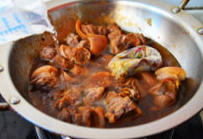 6、香辣萝卜羊肉煲,羊肉上色后就可以放下调料包，再加入适量的水大火将羊肉煮开。（水量超过羊肉2厘米即可）