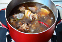 7、香辣萝卜羊肉煲,关火后将煮开的羊肉羊汤一同倒入20厘米的深锅中，大火煮开后再转为小火煲2小时。