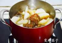 8、香辣萝卜羊肉煲,用筷子撮入羊肉感觉能轻松穿入时就可以放下所有白罗卜了。（此时开中火煮15分钟）