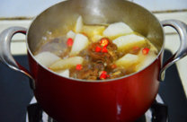 9、香辣萝卜羊肉煲,上面可以撒些小米辣增加香辣的味道，又不会让羊肉辣到难以入口。