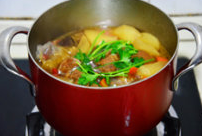 10、香辣萝卜羊肉煲,萝卜无需煮太烂，大概15分钟熟了就可以关火，这时再洒入盐，放上两根香菜。