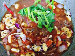 7、培根白菇全麦意面,加入西芹，再把刚煮意面的汤加入一些，小伙煮5分钟，注意不要粘底