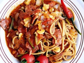 9、培根白菇全麦意面,盛出，可撒点芝士粉，加些自己喜欢的装饰，就可以开吃啦。