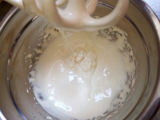 3、樱花????蛋黄小饼干,打发好的蛋黄提起打蛋头 蛋黄流动花纹不易消失