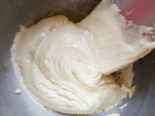 5、樱花????蛋黄小饼干,面糊拌到看不见面粉 质感稠顺就可以