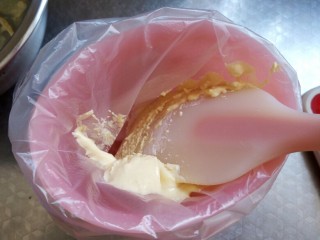 7、樱花????蛋黄小饼干,把花嘴装进裱花袋 套在一个宽口杯子中 将面糊放进袋子中