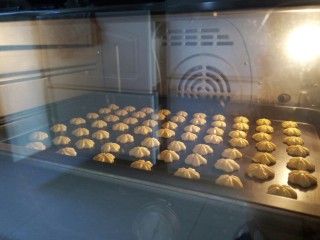 11、樱花????蛋黄小饼干,这里说一下烤箱温度计的用法 把温度计放在烤箱里一起预热 10分钟放入食物 在烤几分钟后观察温度计显示 以温度计指针为准 考虑自家烤箱偏高或偏低 下次好调整 