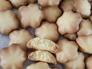 14、樱花????蛋黄小饼干,看看饼干内部组织 松脆香甜 哪个宝宝可以抗拒呢???? 饼干做好放在密封盒子或者袋子里常温保存20天内吃完哦