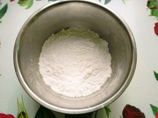 1、芒果芝麻糯米糍,将糯米粉、玉米淀粉和糖放在料理盆里