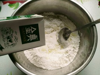 2、芒果芝麻糯米糍,倒入牛奶和玉米油