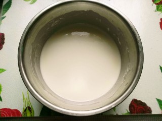 3、芒果芝麻糯米糍,搅拌均匀无颗粒,呈稀糊状