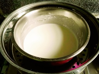 4、芒果芝麻糯米糍,蒸锅入水烧开后,将糯米糊上锅,大火蒸15分钟