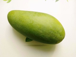 5、芒果芝麻糯米糍,蒸糯米糊的时间将青芒果洗净