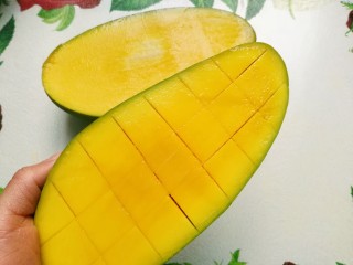6、芒果芝麻糯米糍,芒果从中间切开,用刀尖划成2厘米见方的小块