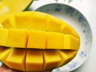 7、芒果芝麻糯米糍,轻轻向下一弯,芒果粒清晰可见