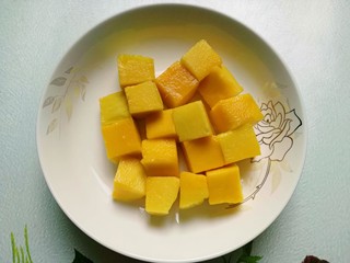 8、芒果芝麻糯米糍,用水果刀轻轻切下芒果粒