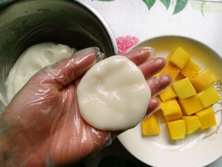 9、芒果芝麻糯米糍,糯米糊蒸熟后放凉,取25克左右反复揉捏,压扁呈饼状