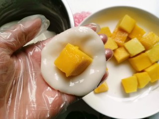 10、芒果芝麻糯米糍,放入芒果粒