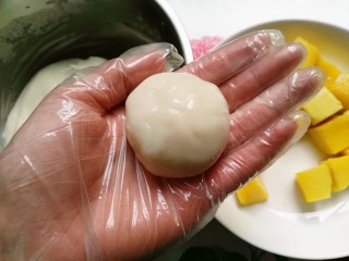 11、芒果芝麻糯米糍,慢慢收口,揉圆