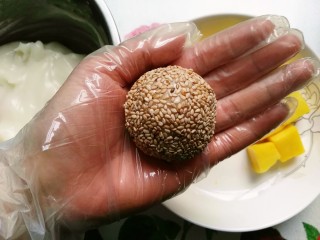 12、芒果芝麻糯米糍,在放了芝麻的盘子里滚一滚,粘满芝麻即可