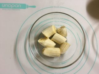 3、香蕉坚果戚风,香蕉切断撒上柠檬汁