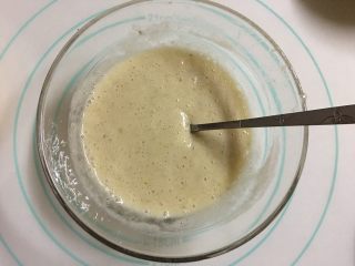 4、香蕉坚果戚风,用勺子或料理机打成泥