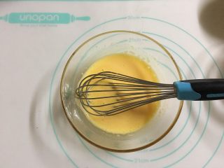 5、香蕉坚果戚风,蛋黄中加入细砂糖A、油、牛奶、朗姆酒搅拌均匀