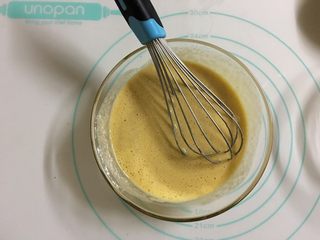 6、香蕉坚果戚风,加入香蕉泥，继续搅拌均匀