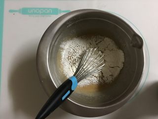 7、香蕉坚果戚风,筛入过筛过的低筋面粉，用手动蛋抽混合均匀