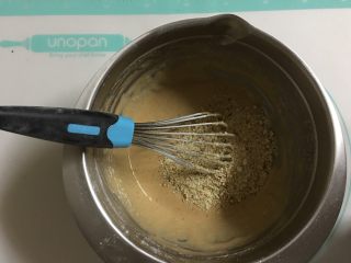 8、香蕉坚果戚风,最后加入坚果碎，轻轻拌匀