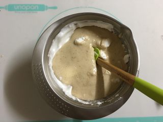 11、香蕉坚果戚风,将步骤10中的面糊全部倒入剩余的蛋白霜中，用刮刀快速搅拌均匀