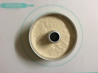 12、香蕉坚果戚风,将翻拌好的面糊倒入屋诺UN16005中空18cm模具中，轻震两下，震出空气