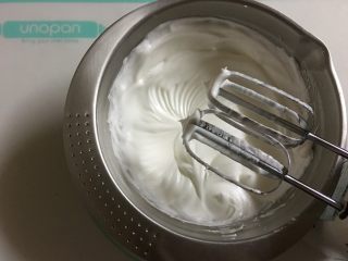 9、香蕉坚果戚风,蛋白中分次加入细砂糖B，打发至硬性发泡