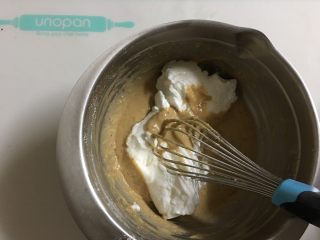 10、香蕉坚果戚风,取一部分蛋白霜加入蛋黄面糊中，用蛋抽或刮刀翻拌均匀