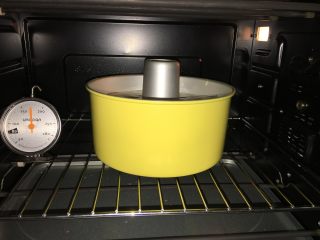 13、香蕉坚果戚风,烤箱预热170度，上下火，下层烘烤约40分钟